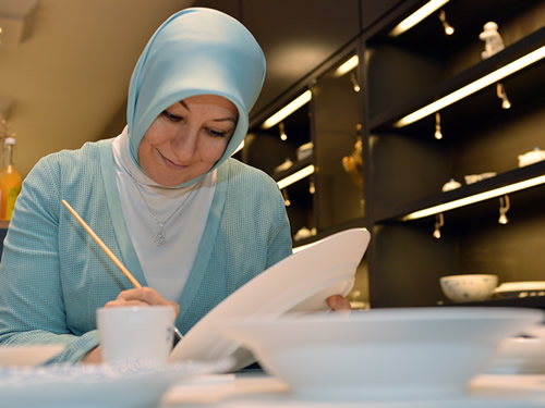 Bayan Gül, Danimarka Tasarım Müzesi ve Royal Copenhagen Porselen Mağazası'nı Gezdi